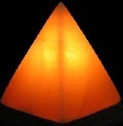 Lampara Forma Pirámide Artesanal de Sal del Himalaya , de 2 a 4 Kg